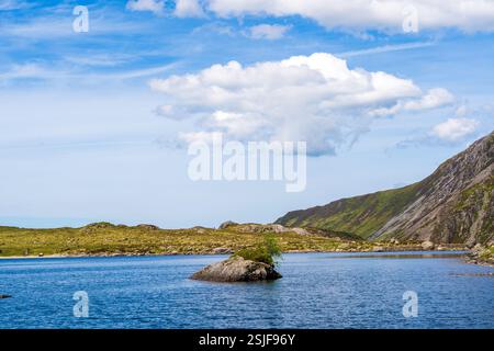 Vue imprenable sur le lac Llyn Idwal dans la chaîne de montagnes Glyderau dans le légendaire Cwm Idwal sculpté sur glace de North Eryri (Snowdonia) Banque D'Images