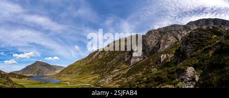 Vue panoramique à couper le souffle du lac Llyn Idwal depuis le sommet de la chaîne de montagnes Glyderau dans le légendaire Cwm Idwal sculpté sur glace de North Eryri (Snowdonia) Banque D'Images