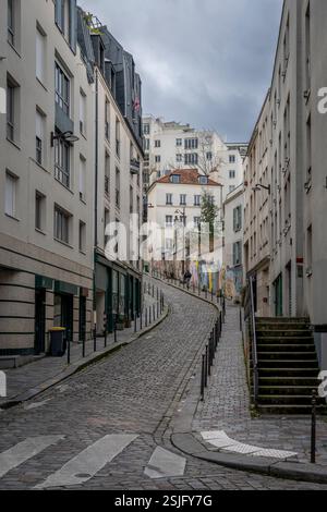 Paris, France - 02 08 2025 : vue sur une rue pavée typique du quartier de Belleville Banque D'Images