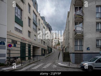 Paris, France - 02 08 2025 : vue sur une rue pavée typique du quartier de Belleville Banque D'Images