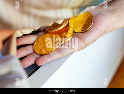 Pièces de monnaie en bitcoin cachées sous le matelas. Concept de la crypto-monnaie de BTC comme source d'épargne. Banque D'Images
