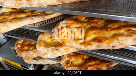Schiacciata all'olio est l'un des haut de la Toscane traite de boulangerie. C'est un type de télévision le pain fait avec de la farine, eau, levure, sel et huile d'olive. Banque D'Images