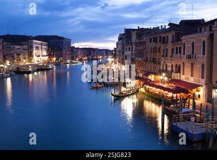 Vue de nuit sur Grand Canal du pont du Rialto à Venise en gondoles. Italie Banque D'Images
