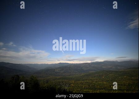 Comète Tsuchinshan-ATLAS dans le ciel nocturne au-dessus des montagnes Purcell. Comté de Lincoln, nord-ouest du Montana. Banque D'Images
