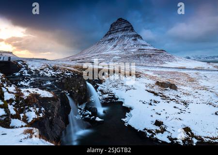 Vue du mont Kirkjufell au coucher du soleil en hiver. Grundarfjördur, péninsule de Snaefellsnes, région de Vesturland, Islande, Europe du Nord. Banque D'Images