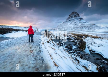 Vue du mont Kirkjufell au coucher du soleil en hiver. Grundarfjördur, péninsule de Snaefellsnes, région de Vesturland, Islande, Europe du Nord. Banque D'Images