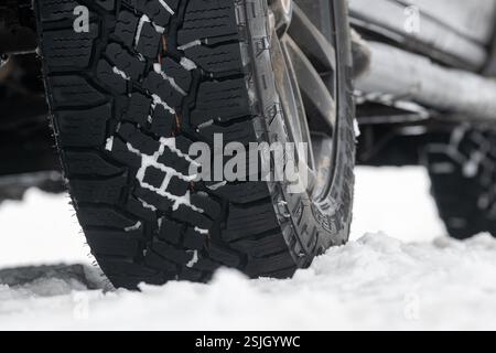 Pneus avec une bonne adhérence sur un véhicule 4x4 dans des conditions de neige Banque D'Images