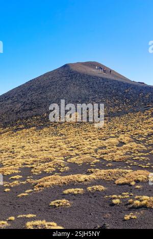 Groupe de randonneurs marchant autour du bord du cratère, Etna, Sicile, Italie Banque D'Images