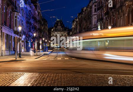 Saint- Gilles, région de Bruxelles-capitale - Belgique - 02 26 2021 tramway passant au rond-point de la barrière de nuit Banque D'Images
