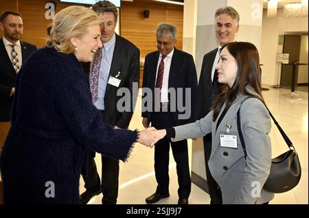 Bruxelles, Belgique. 11 février 2025. La princesse Astrid de Belgique et Sarah Albaladejo Garcia, vice-présidente du conseil d'administration de l'Agence belge du commerce extérieur photographiées lors d'un point de presse sur la mission économique belge en Inde, à Bruxelles, le mardi 11 février 2025. Le Belgian Economic to India aura lieu du 1er au 8 mars 2025. BELGA PHOTO ERIC LALMAND crédit : Belga News Agency/Alamy Live News Banque D'Images