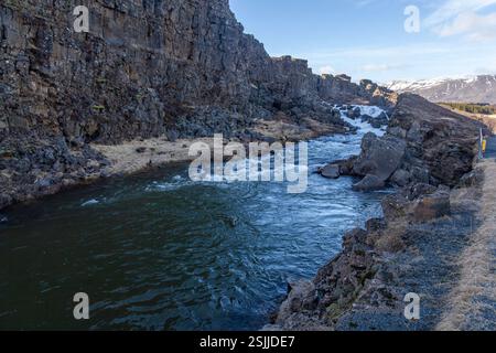 Une vue de la plaque nord-américaine dans le parc national de Thingvellir, la vallée du rift de l'Islande avec la rivière Oxara qui coule le long. Banque D'Images