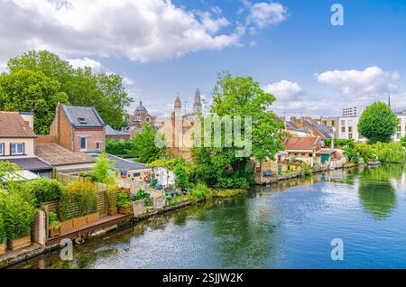 Cour de maisons résidentielles sur la rive du canal d'eau de la somme dans la ville d'Amiens près des Hortillonnages jardins flottants, somme dep Banque D'Images