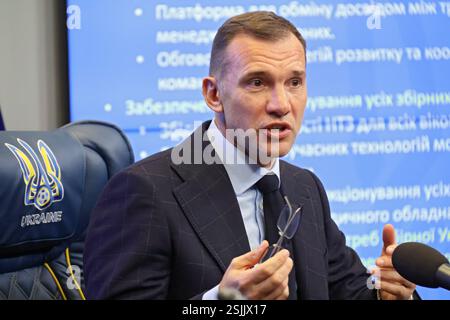Non exclusif : KIEV, UKRAINE - 11 FÉVRIER 2025 - le président de l'Association ukrainienne de football Andriy Shevtchenko tient une conférence de presse au Banque D'Images