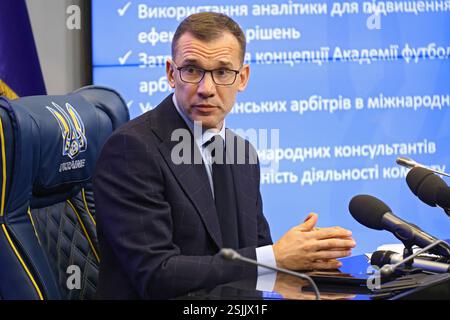 Non exclusif : KIEV, UKRAINE - 11 FÉVRIER 2025 - le président de l'Association ukrainienne de football Andriy Shevtchenko tient une conférence de presse au Banque D'Images