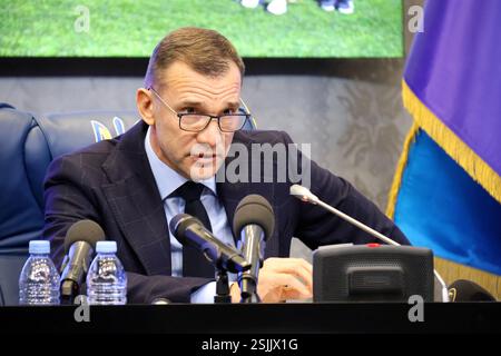 Non exclusif : KIEV, UKRAINE - 11 FÉVRIER 2025 - le président de l'Association ukrainienne de football Andriy Shevtchenko tient une conférence de presse au Banque D'Images