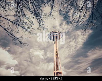 L'emblématique Space Needle de Seattle, Washington, se dresse sur fond d'un ciel bleu vif avec des nuages blancs tortueux. Banque D'Images