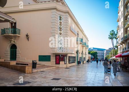 Malaga, Espagne 28 décembre 2024 les gens marchent devant l'architecture spectaculaire du cinéma Cines Albeniz Banque D'Images