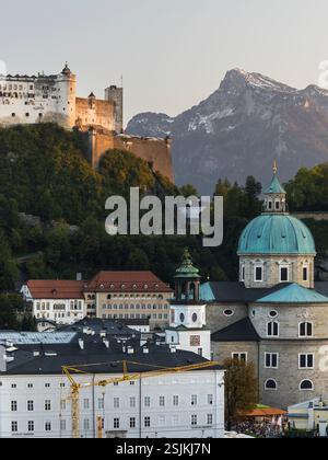 Cathédrale de Salzbourg, forteresse de Hohensalzburg, Untersberg, Salzbourg, Autriche Banque D'Images