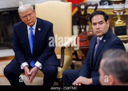 Le secrétaire d’État AMÉRICAIN Marco Rubio (à droite) est vu dans le bureau ovale avec le président américain Donald Trump (à gauche) lors d’une rencontre avec le roi de Jordanie, Abdullah II Ibn Al-Hussein dans le bureau ovale de la Maison Blanche à Washington DC le mardi 11 février 2025. Crédit : Aaron Schwartz/CNP Banque D'Images