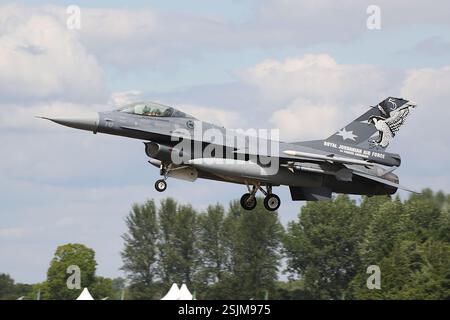 247, un F-16AM General Dynamics exploité par le 1st Fighter Squadron, Royal Jordanian Air Force (RJAF), arrive à la RAF Fairford dans le Gloucestershire, en Angleterre pour participer au Royal International Air Tattoo 2024 (RIAT24). L'avion avait déjà servi dans la Royal Netherlands Air Force sous le nom de J-199, avant d'être transféré dans la RJAF en 2005. Banque D'Images