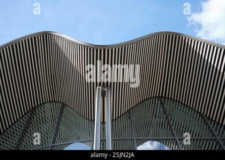 Vue détaillée du toit ondulé de forme libre du stade de sport 'UCPA Sport Station Grand Reims' à Reims - Grand est, Département de la Marne, France Banque D'Images