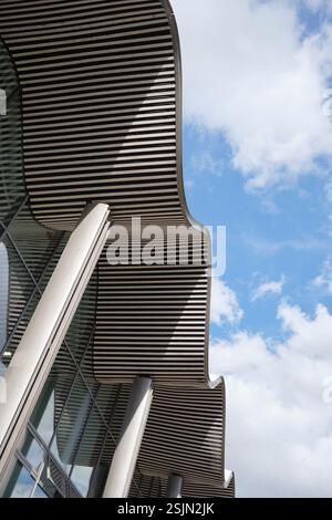 Vue détaillée du toit ondulé de forme libre du stade de sport 'UCPA Sport Station Grand Reims' à Reims - Grand est, Département de la Marne, France Banque D'Images