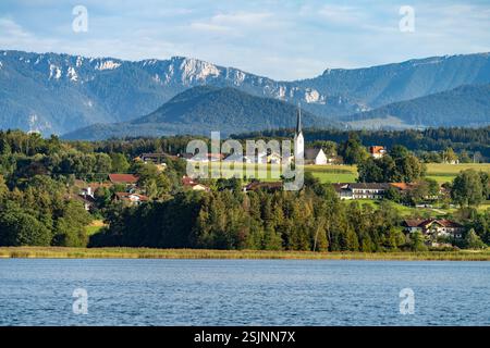 Vue sur le lac Simssee à Baierbach près de Stephanskirchen, Bavière, Allemagne Banque D'Images