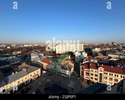 Vue de la ville Ivano Frankivsk depuis la mairie au printemps. Vue plongeante. Le centre de la ville historique européenne. Vieille belle architecture. Ivan Banque D'Images