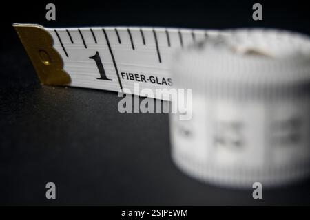 Confection précise avec un ruban à mesurer de couturière | outil de couture et de création de mode Banque D'Images