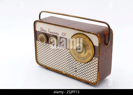 Gros plan d'un tuner radio KB Kolster-brandes Ultra transistor 101 vintage avec cadran de tuner rotatif design rétro & boîtier en bois Banque D'Images