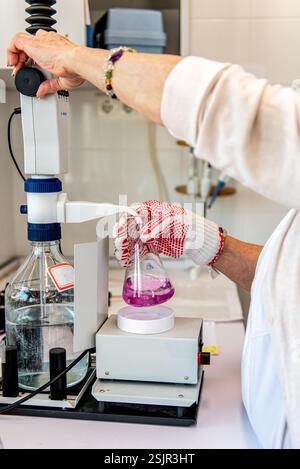 Station de titrage manuelle avec flacon marron. Matériel de laboratoire, titrage de l'indice de permanganate Banque D'Images