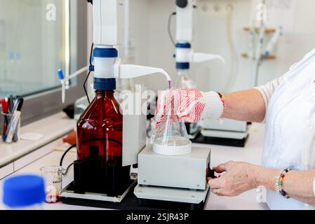 Station de titrage manuelle avec flacon marron. Matériel de laboratoire, titrage de l'indice de permanganate Banque D'Images