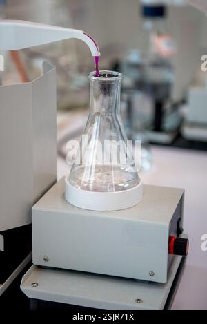 Station de titrage manuelle avec flacon marron. Matériel de laboratoire, titrage de l'indice de permanganate Banque D'Images