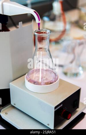 Station de titrage manuelle avec flacon marron. Matériel de laboratoire, titrage de l'indice de permanganate Banque D'Images