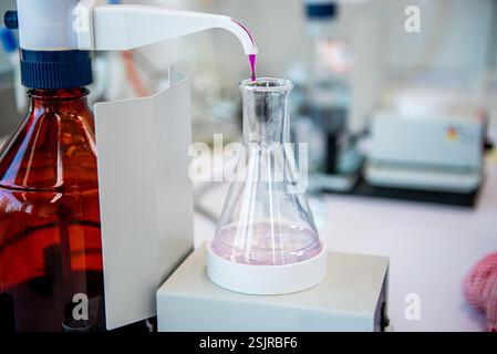 Station de titrage manuelle avec flacon marron. Matériel de laboratoire, titrage de l'indice de permanganate Banque D'Images