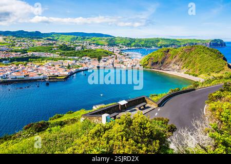 Vue sur le village de Horta et le port avec la belle plage de Porto Pim, île de Faial, Açores, Portugal Banque D'Images