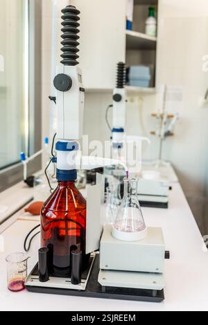 Station de titrage manuelle avec flacon marron. Matériel de laboratoire, titrage de l'indice de permanganate Banque D'Images