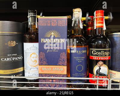 Kiev, Ukraine - 11 février 2025 : différentes marques de bouteilles de rhum sont exposées, présentant divers types et origines Banque D'Images