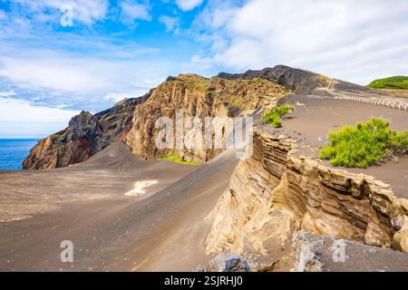Rochers et falaises à la péninsule de Capelinhos avec paysage volcanique et océan en arrière-plan, île de Faial, Açores, Portugal Banque D'Images