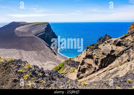 Falaises à la péninsule de Capelinhos avec plage de paysage volcanique et océan en arrière-plan, île de Faial, Açores, Portugal Banque D'Images