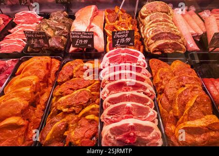 Angleterre, Kent, Wingham, Gibsons Farm Shop et Food Hall, exposition de viande fraîche Banque D'Images