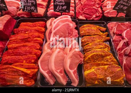 Angleterre, Kent, Wingham, Gibsons Farm Shop et Food Hall, exposition de viande fraîche Banque D'Images