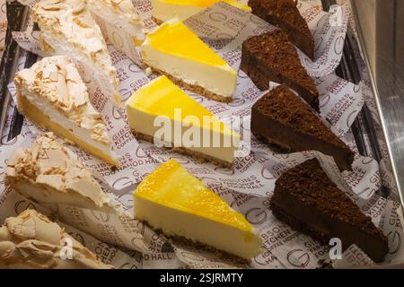 Angleterre, Kent, Wingham, Gibsons Farm Shop et Food Hall, exposition colorée de gâteaux Banque D'Images