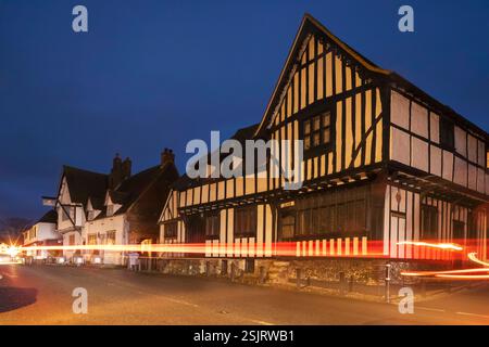 Angleterre, Kent, Wingham, vue nocturne de l'ancien bâtiment historique à colombages de Canonry Banque D'Images