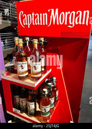Kiev, Ukraine - 11 février 2025 : étagère aux couleurs vives présentant diverses variétés de rhum Captain Morgan dans un magasin d'alcool. Banque D'Images