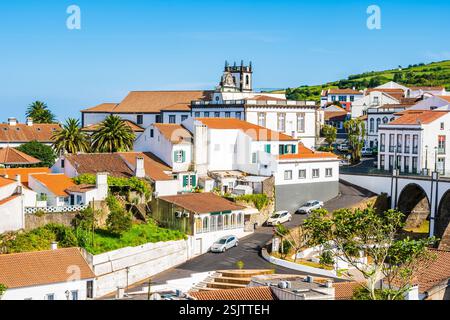 Vue de Nordeste ville avec maisons typiques et église, île de Sao Miguel, Açores, Portugal Banque D'Images