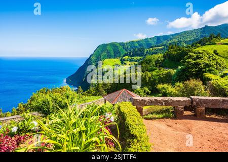 Jardins tropicaux sur la côte océanique avec des falaises verdoyantes dans le parc Ponta do Sossego, île de Sao Miguel, Açores, Portugal Banque D'Images