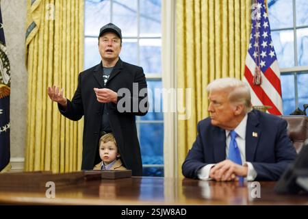 Washington, États-Unis d'Amérique. 11 février 2025. Elon Musk (au milieu) et son fils, X (à gauche) et le président américain Donald Trump (à droite) sont vus dans le bureau ovale de la Maison Blanche à Washington DC le mardi 11 février 2025. Crédit : Aaron Schwartz/Pool/Sipa USA crédit : Sipa USA/Alamy Live News Banque D'Images
