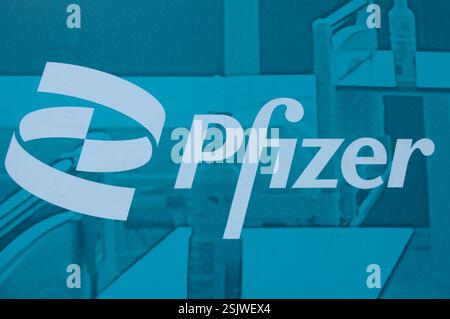 Le panneau Pfizer est visible à l'extérieur du siège mondial de Pfizer à Manhattan, New York. Banque D'Images