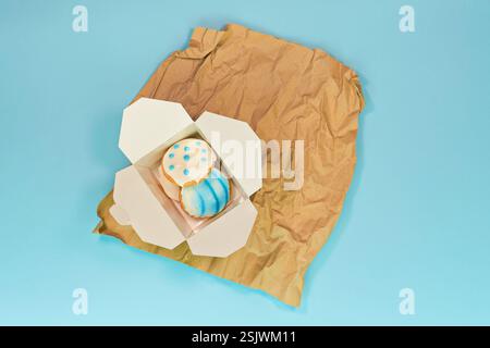 Boulangerie locale présentant des bonbons de Pâques frais et des biscuits figolli. La boulangerie locale favorise un sentiment chaleureux de communauté. Boulangerie alimentant les rassemblements sucrés avec Banque D'Images